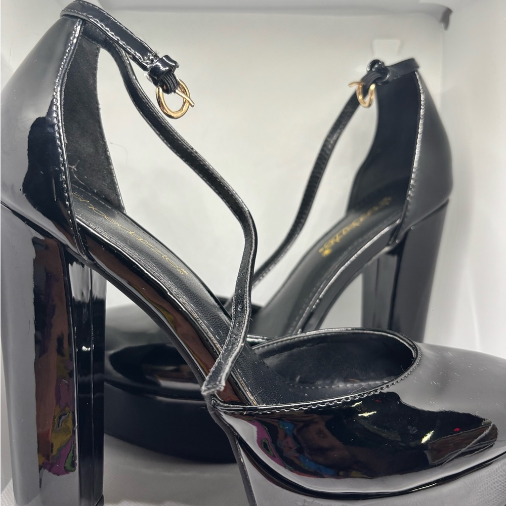 Shoe Dazzle Black Heels with Elegant Design💋